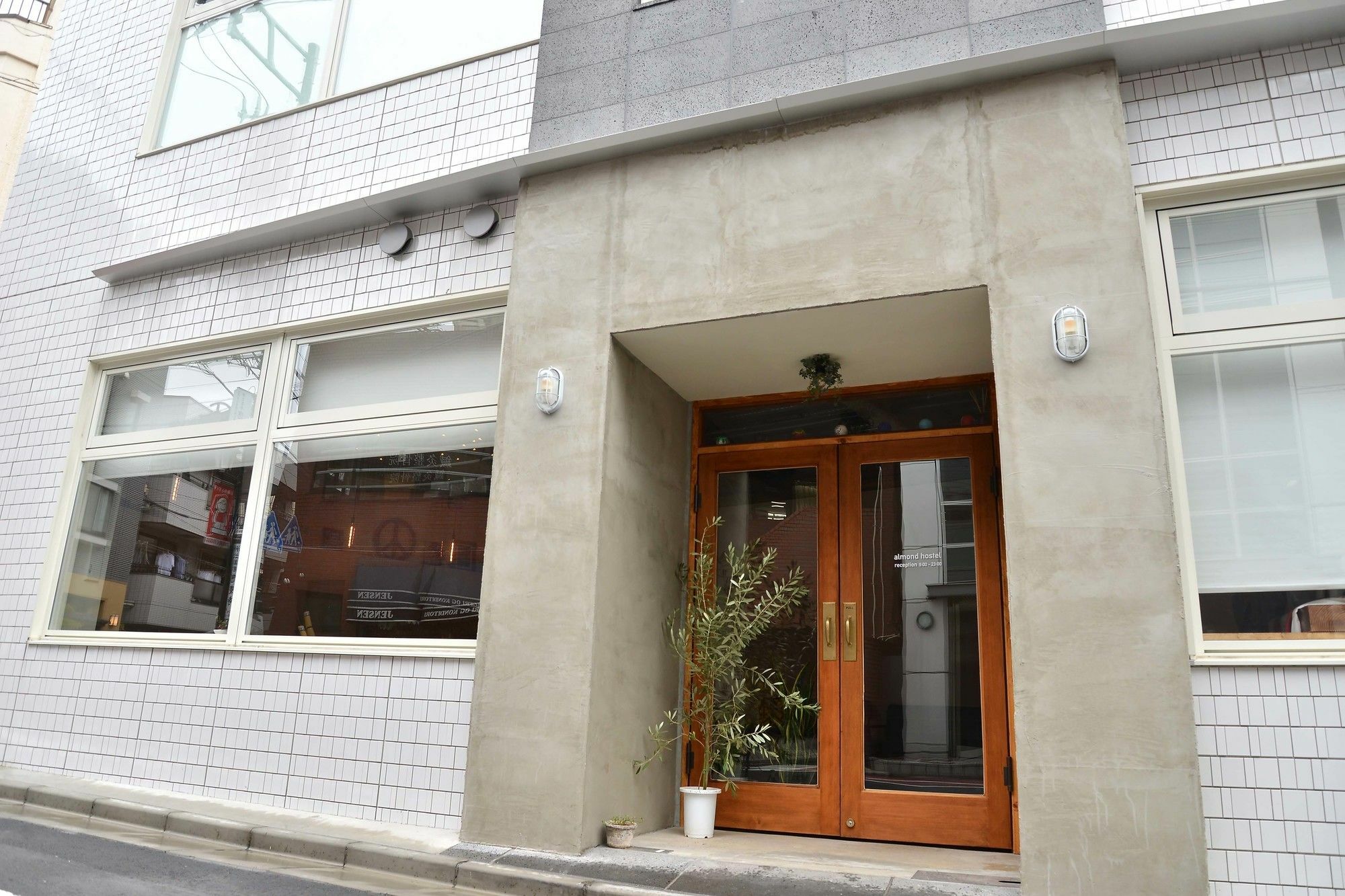 Almond Hostel & Cafe Shibuya Токіо Екстер'єр фото